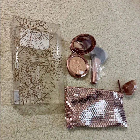 MAC COSMETICS EXTRA DIMENSION SHOW GOLD /Rose Gold Makeup Set with brush - Picture 3 of 7